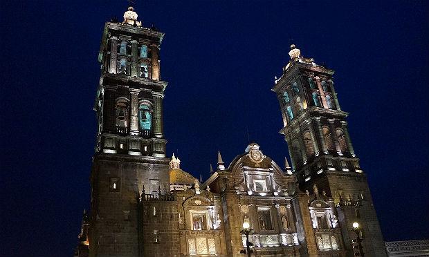 À noite, Catedral de Puebla se ilumina chamando atenção no Zócalo / Foto: Gustavo Belarmino