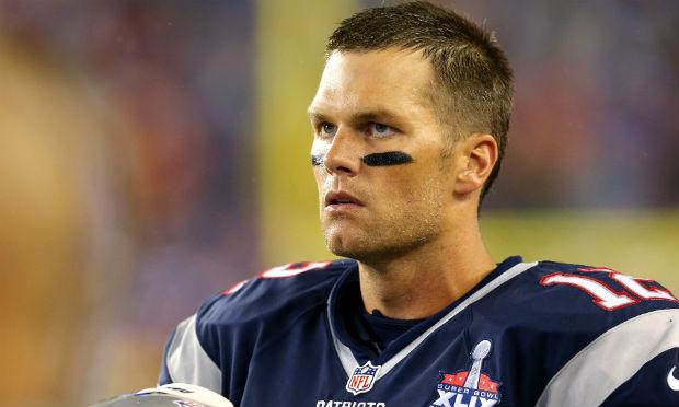 Tom Brady foi liberado para jogar há menos de uma semana, após ter sido suspenso acusado de violar a integridade do jogo no caso das bolas murchas / Foto: AFP