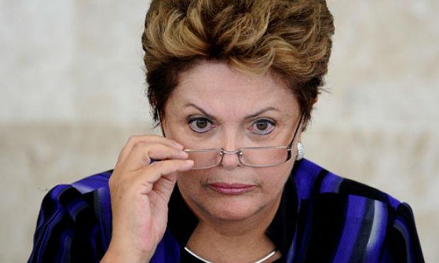 Dilma dá continuidade à articulação do governo federal para conseguir apoio dos parlamentares para aprovar medidas para cobrir o déficit do Orçamento / Foto: AFP