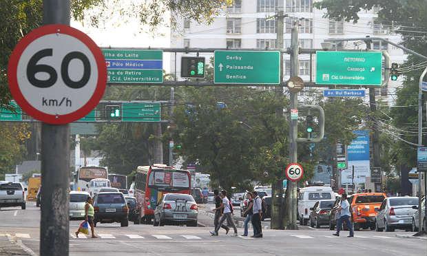 Avanços de sinais de trânsito estão entre a principais infrações praticadas por motoristas / Foto: Diego Nigro/JC Imagem