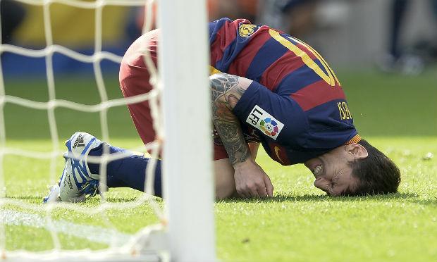 Messi lesionou o joelho na partida contra o Las Palmas, pelo Campeonato Espanhol / Foto: AFP
