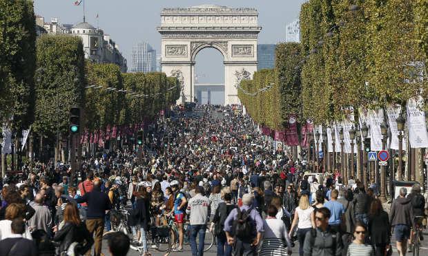 Champs-Elysées, normalmente congestionada, foi tomada por pessoas caminhando e andando de bicicleta ou de skate / Foto: reprodução