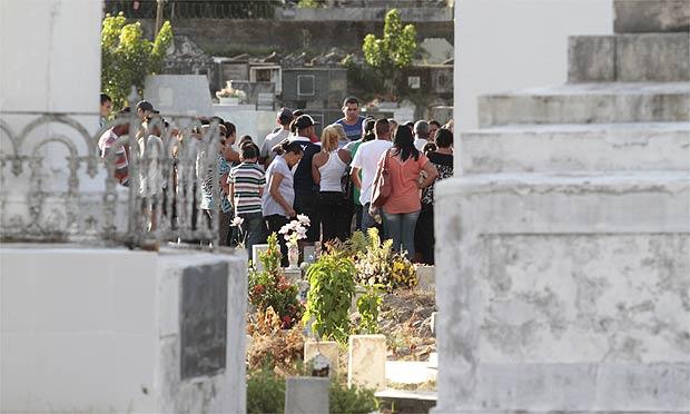 Familiares no enterro da menina Tayná Vitória, 7 anos, morta por bala perdida / Foto: Edmar Melo/JC Imagem