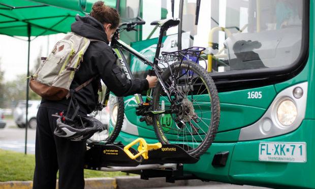 Bicicletas ficariam em suporte na frente dos ônibus, como acontece em Vancouver, no Canadá / Foto: Agência Uno/Reprodução