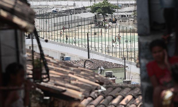 "Antes no local dos presídios havia campinhos de futebol, onde as crianças brincavam sossegadas", relembra o morador Francisco Santana / Foto: Guga Matos/ JC Imagem