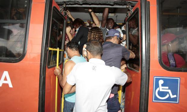 Ônibus lotados são rotina no Grande Recife / Foto: Edmar Melo/JC Imagem
