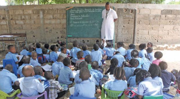 Cerca de 36 mil alunos estão sem aulas e 97 escolas foram fechadas devido à crise política e militar em Moçambique / Foto: Acervo
