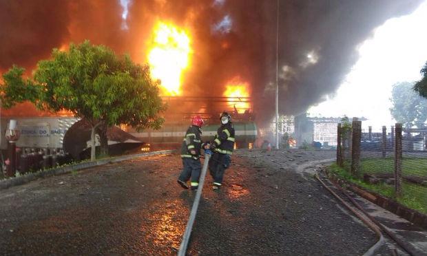 Doze viaturas do Corpo de Bombeiros estão na Chesf, tentando controlar o incêndio / Foto: TV Jornal