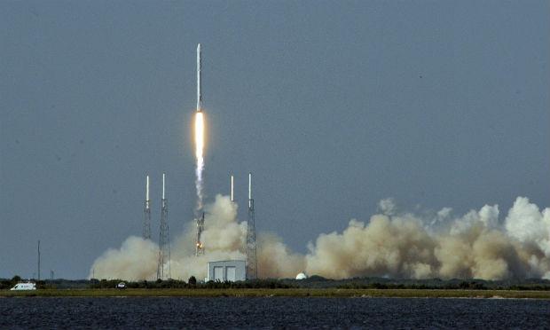 O foguete foi lançado no espaço com a cápsula Dragon repleta de suprimentos para ISS / Foto: AFP
