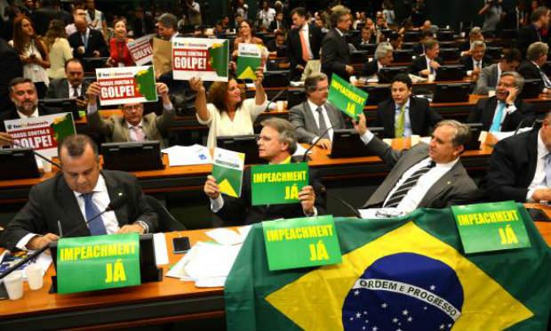 Os cartazes favoráveis ao impeachment eram padronizados, com a palavra de ordem Impeachment Já / Foto: Agência Brasil