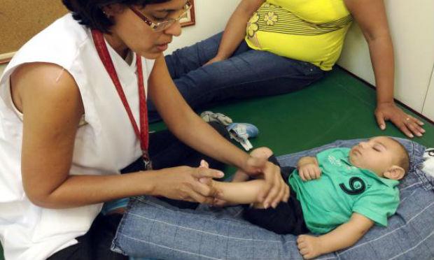 João Miguel, de 4 meses, faz a primeira sessão de estimulação precoce com a fisioterapeuta Cynthia Ximenes, na Associação de Assistência à Criança Deficiente (AACD), que atende bebês com microcefalia. / Foto: Sumaia Villela/Agência Brasil
