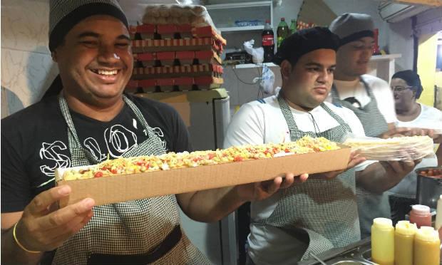 Super hot dog tem 60 centímetros e custa R$ 12 / Foto: Priscila Miranda/NE10