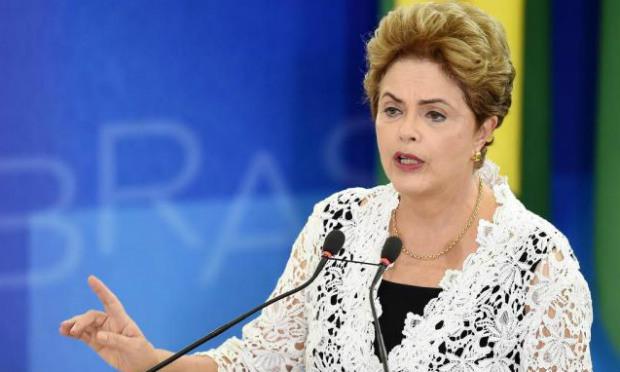 Dilma está disposta a lutar pelo seu mandato "com todas as suas forças" e isso é um dos pontos que ela pretende reforçar na fala que está preparando para fazer hoje. / Foto: Evaristo Sá/AFP