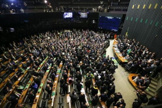 A votação foi aberta pelo presidente da Câmara, Eduardo Cunha, evangélico, com os dizeres: “Que Deus esteja protegendo esta Nação” / Foto: Agência Brasil