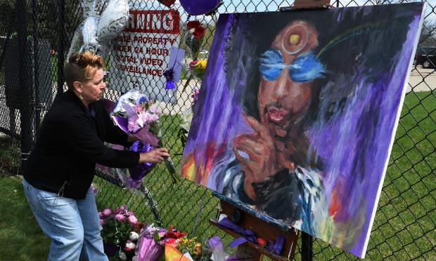O anúncio, na quinta-feira, da morte de Prince, aos 57 anos, encontrado em sua casa perto de Minneapolis, surpreendeu o mundo inteiro. / Foto: Mark Ralston / AFP