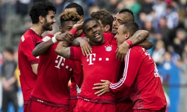 O Bayern de Munique derrotou o Hertha Berlim por 2 a 0, com direito a gol do brasileiro Douglas Costa. / Foto: Odd Andersen / AFP
