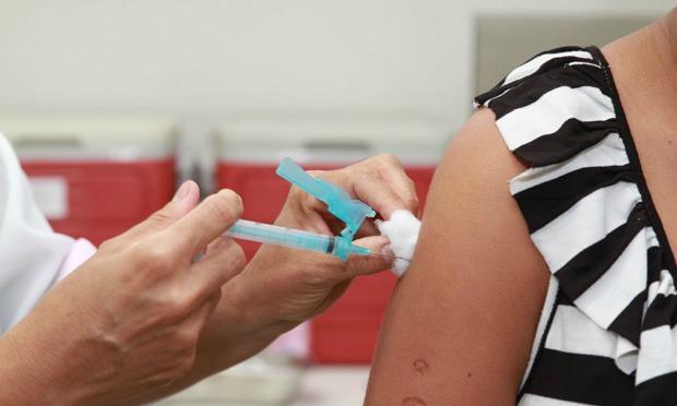 O Ministério da Saúde disponibilizou mais de 900 mil vacinas contra gripe em Pernambuco / Foto: Arquivo/JC Imagem