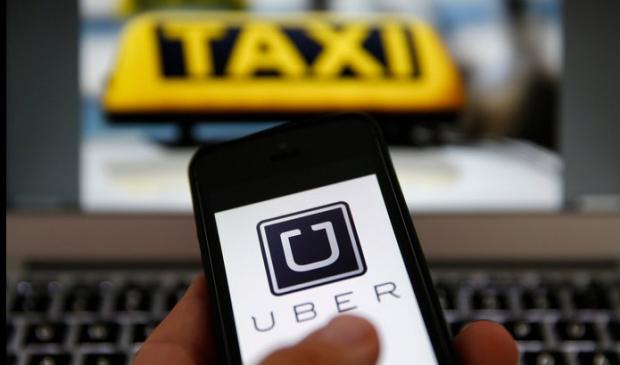 Usuários do Uber se organizaram em redes sociais para relatar e organizar denúncias de violência realizadas por taxistas / Foto: AFP