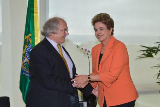  A presidenta Dilma Rousseff recebeu, no Palácio do Planalto, a solidariedade do Nobel da Paz Adolfo Pérez Esquivel / Foto: José Cruz/Agência Brasil