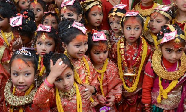 A cerimônia, que é praticada várias vezes por ano numa histórica praça, dura dois dias e consiste em casar as meninas pré-púberes com a deidade hindu Vishnu, simbolizada pela fruta local, o marmelo de Bengala. / Foto: Prakash Mathema / AFP