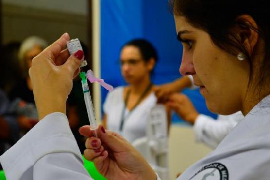 “Nossa meta é atingir 80% dessas pessoas. Estamos encaminhando, por critérios epidemiológicos de sistemas de registro de informação nacional, 100% das doses. Não tem perigo de faltar vacina” / Foto: Agência Brasil