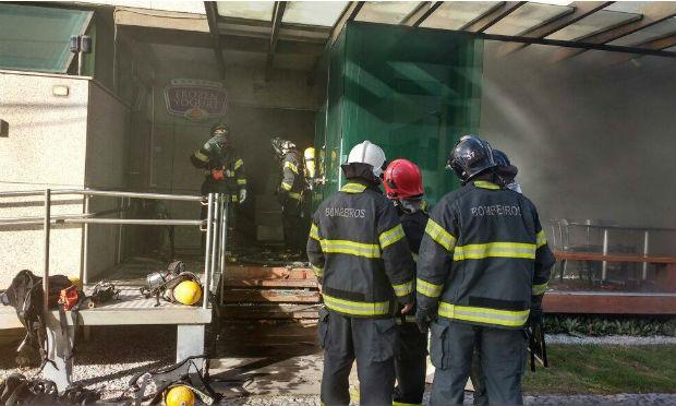 Loja teve parte do teto e da câmara fria atingidos pelas chamas, que já foram controladas / Foto: Corpo de Bombeiros/Divulgação