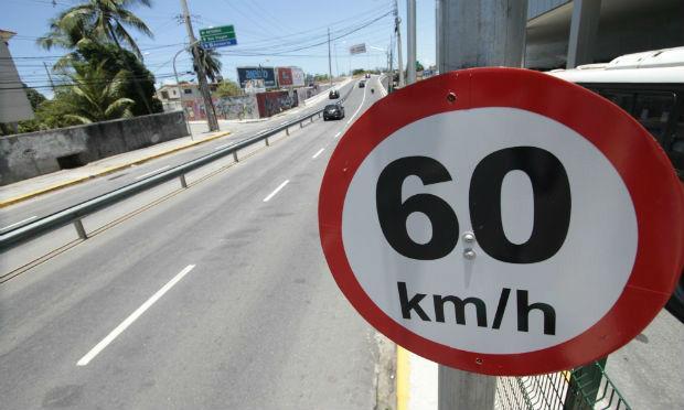 Dirigir acima da velocidade é a infração mais cometida em Pernambuco / Foto: Guga Matos/JC Imagem