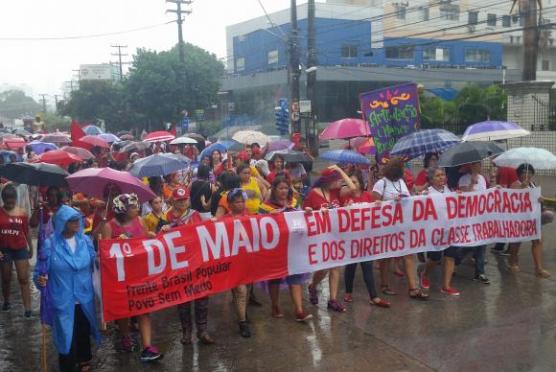 Sob chuva, manifestantes participam de ato pelo Dia do Trabalho e contra o impeachment nas ruas do Recife / Foto:  Sumaia Villela/Agência Brasil 