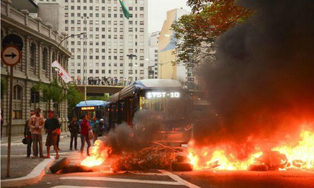 Em São Paulo, os manifestantes interditaram logo cedo duas das principais vias expressa da região metropolitana / Foto: Antônio Cruz/Agência Brasil