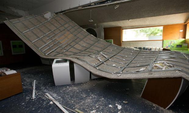 Foi no momento do fechamento que um terço do teto do museu veio abaixo sem deixar feridos / Foto: AFP
