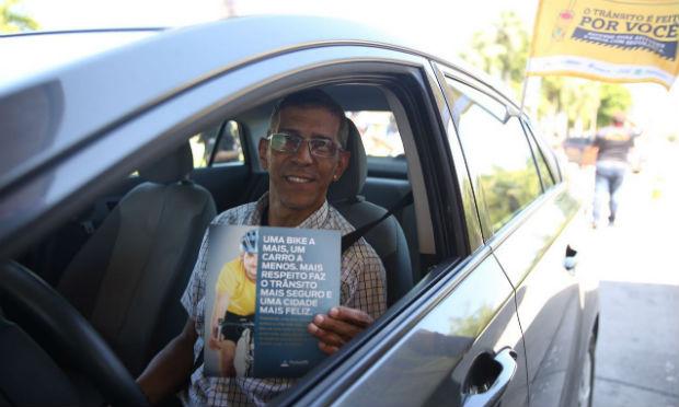 Na ação foram distribuídos folhetes na Avenida Agamenon Magalhães para conscientizar a população sobre a necessidade de conduzir o veículo com responsabilidade. / Foto: Divulgação