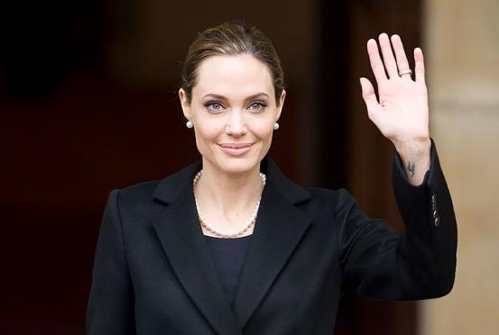 Jolie lamentou que a crise de refugiados possa dar uma "margem de manobra e um falso ar de legitimidade para aqueles que promovem a política do medo" / Foto: AFP