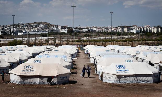 A Grécia mantém refugiados em campos de detenção, onde aguardam asilo durante semanas, em virtude do acordo entre UE e Turquia. / Foto: Louisa Gouliamaki / AFP