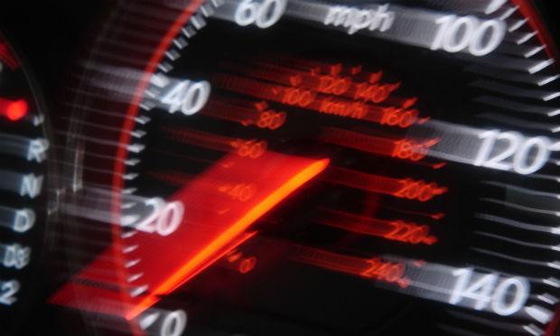 Vários fatores influenciam na definição da velocidade máxima de uma via / Foto: Free Images