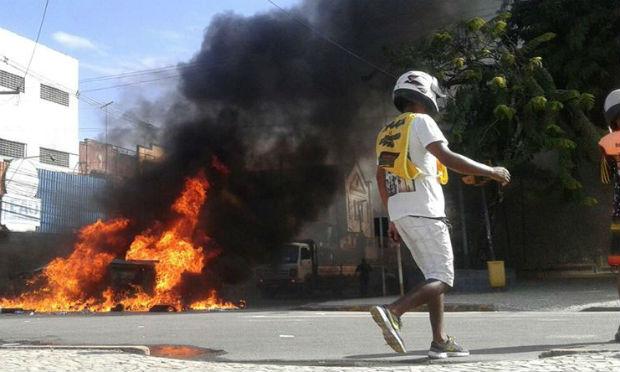 Manifestantes queimaram pneus e entulhos na via, perto do Cinema Samuel Campelo / Foto: João Guilherme de Paula/Cortesia