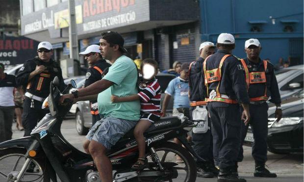 Cenas de transporte de crianças em motos são frequentes no Grande Recife. A imagem acima foi feita em setembro de 2015 / Foto: Guga Matos/JC Imagem
