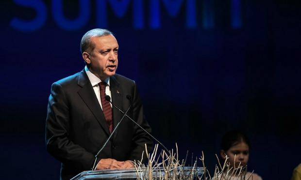 Um conselheiro do presidente da Turquia disse que o governo poderia suspender todos os acordos com a União Europeia se o bloco continuar a aplicar "duplos padrões" em seu país / Foto: AFP