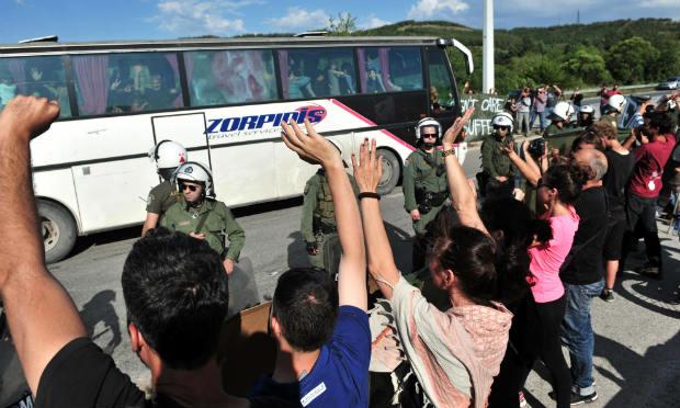 Segundo a polícia local, os primeiros migrantes foram levados a um centro de acolhida em uma zona industrial de Salônica, 80 km ao sul. / Foto: Sakis Mitrolidis / AFP