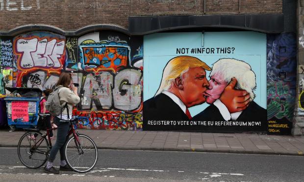 Trump e Boris Johnson se beijam na boca apaixonadamente em um mural na cidade britânica de Bristol / Foto: AFP