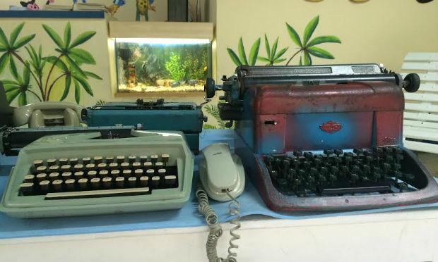 As crianças conhecem as máquinas de escrever na sala de espera do médico / Foto: Giovanna Torreão / NE10