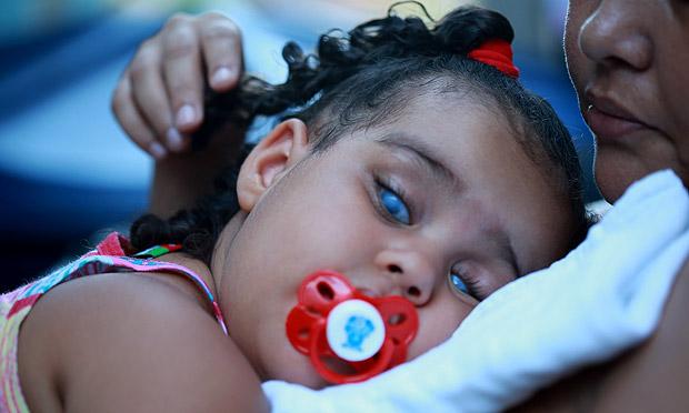 Bruna, de apenas 2 anos, não enxerga devido a um glaucoma congênito / Foto: Luiz Pessoa/NE10