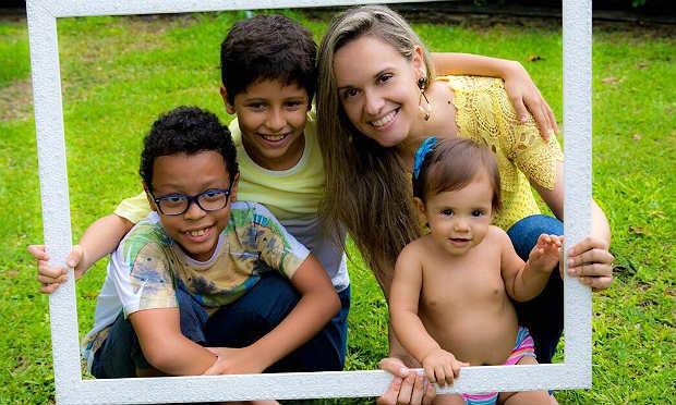Retrato de família: Carolina Cavalcanti com seus três lindos filhos / Foto: cortesia