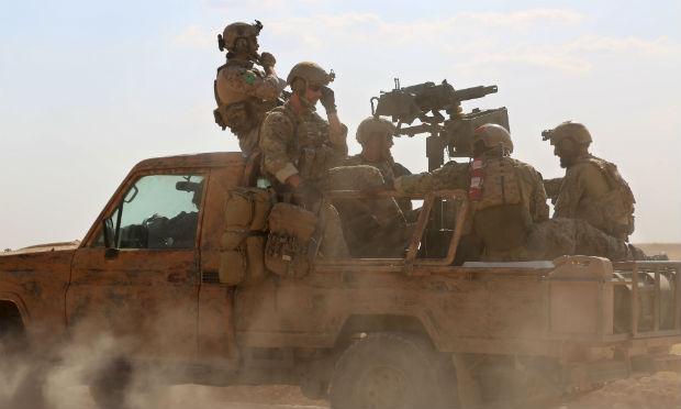 Os soldados americanos se encontravam na quarta-feira (25) na cidade de Fatsa, no norte da província de Raqa, após sua tomada das mãos do EI. / Foto: Delil Souleiman / AFP