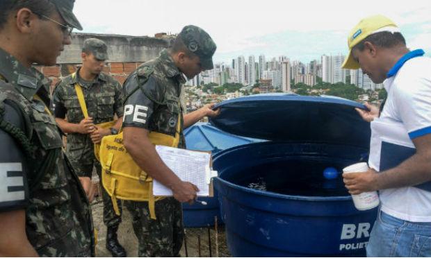 Agentes de saúde e soldados do Exército realizam mutirão nos bairros de Brasília Teimosa e Imbiribeira  / Foto: Divulgação