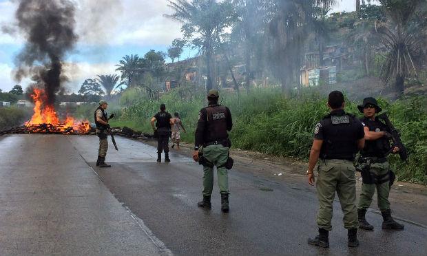 Manifestantes queimaram entulhos na via, em direção a Jaboatão dos Guararapes / Foto: Rádio Jornal