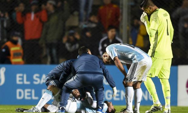 Messi foi levado ao hospital depois da partida, diagnosticado com "importante contusão óssea e de tecidos" / Foto: AFP