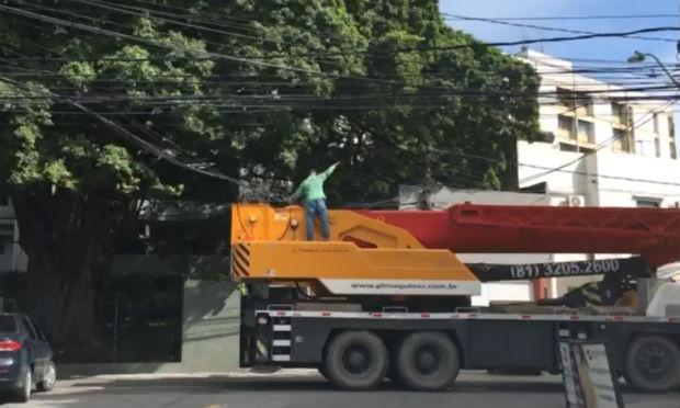 Veículo deixou o local com os fios de internet caídos no chão  / Foto: Facebook/Jornal do Commercio