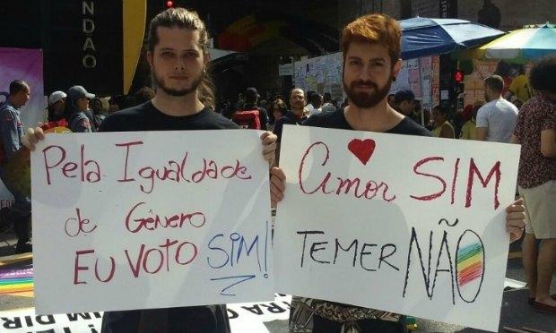 Com gritos e cartazes, ativistas da causa LGBT protestam contra o governo Michel Temer (PMDB) neste domingo, 29, na 20ª Parada do Orgulho LGBT de São Paulo / Foto: Reprodução