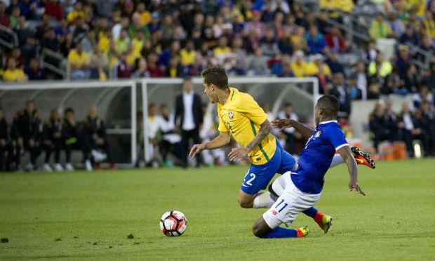 Philippe Coutinho tentou levar o Brasil ao ataque. / Foto: AFP.
