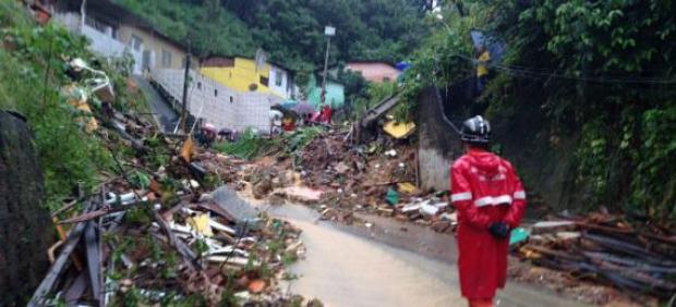 Uma menina morreu soterrada em Dois Unidos e três pessoas foram vítimas de deslizamento em Olinda / Foto: TV Jornal